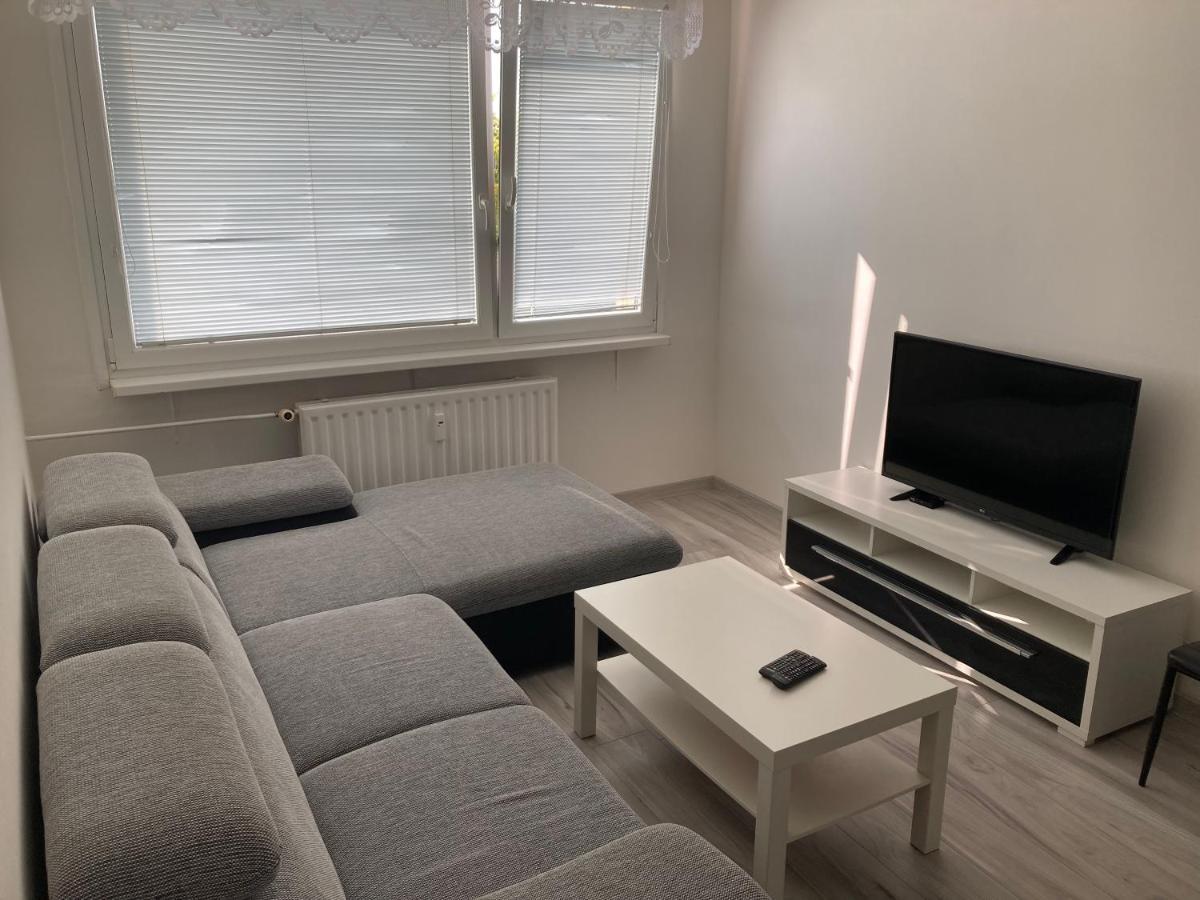 Byt 2-Kk V Moste, Blizko Aquadrom A Benedikt Esterno foto